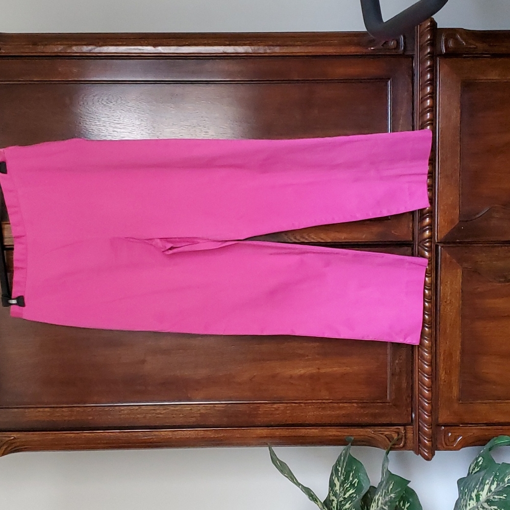 Ladies pink crop dress pants side zipper with one button.